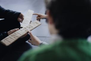 Elever arbejder med runeskrift