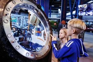 2 børn kigger på Soyuz rumkapsel