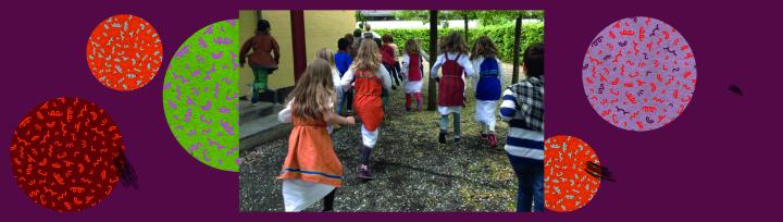 Børn klædt i vikingetøj løber rundt om Børnekulturhuset Sokkelundlille